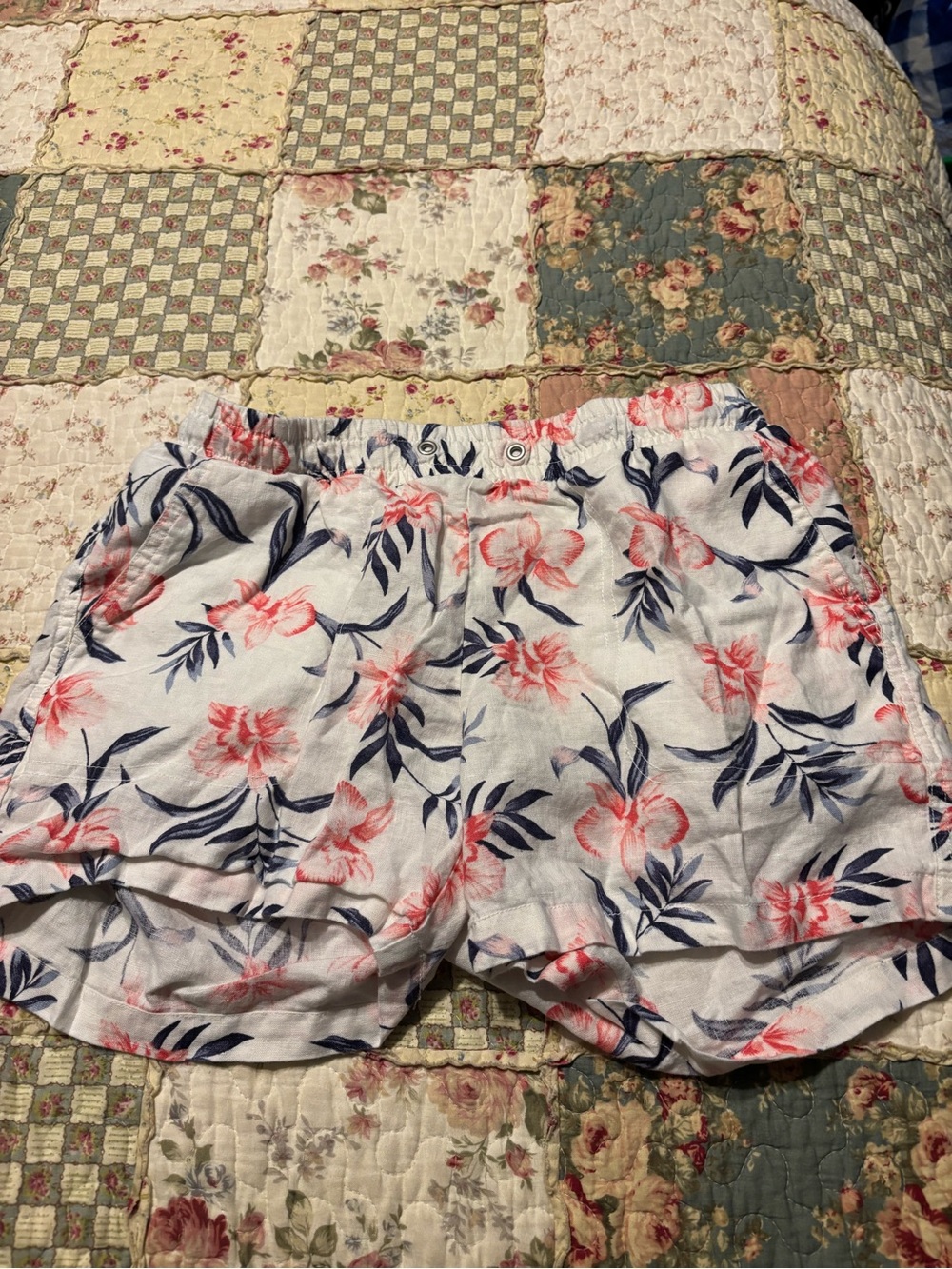 Amazon Essentials Women's High-Waist Floral Shorts in White, Coral & Navy Small